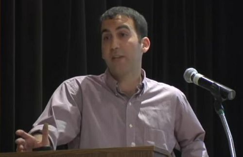 아프간 대통령의 아들 타렉 가니.타렉이 조국 아프간의 분쟁과 기근에 대해 강연하고 있다. [버클리대 유튜브 캡처. 재판매 및 DB 금지.]