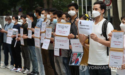 아프가니스탄 한국 협력자 구출 촉구 시위(서울=연합뉴스) 백승렬 기자 = 재한 아프가니스탄 한국 협력자 가족들이 23일 오전 서울시 종로구 외교부 청사 앞에서 아프가니스탄 한국 협력자들의 구출을 촉구하는 시위를 벌이고 있다. 2021.8.23 srbaek@yna.co.kr