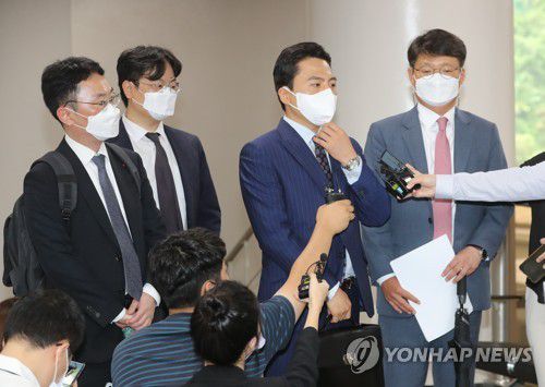 질문에 답하는 이성윤 고검장 측 변호인(서울=연합뉴스) 이정훈 기자 = 23일 오전 서울 서초구 서울중앙지법에서 1심 공판 준비기일을 마친 이성윤 서울고검장 측 박재형 변호사(왼쪽 세번째) 등 변호인단이 취재진의 질문에 답하고 있다. 이성윤 고검장은 김학의 전 법무부 차관의 불법 출국금지 사건 수사를 중단하도록 압력을 행사한 혐의로 기소됐다. uwg806@yna.co.kr