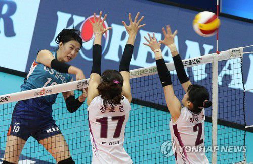 GS칼텍스 강소휘 득점(의정부=연합뉴스) 김병만 기자 = 23일 경기도 의정부체육관에서 열린 2021 의정부·도드람컵 프로배구대회 여자부 GS칼텍스-KGC인삼공사 경기에서 GS칼텍스 강소휘가 득점하고 있다.     2021.8.23 kimb01@yna.co.kr