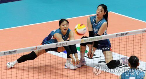 '내 공이야'(의정부=연합뉴스) 김병만 기자 = 23일 경기도 의정부체육관에서 열린 2021 의정부·도드람컵 프로배구대회 여자부 GS칼텍스-KGC인삼공사 경기에서 GS칼텍스 강소휘와 유서연이 리시브하고 있다.     2021.8.23 kimb01@yna.co.kr