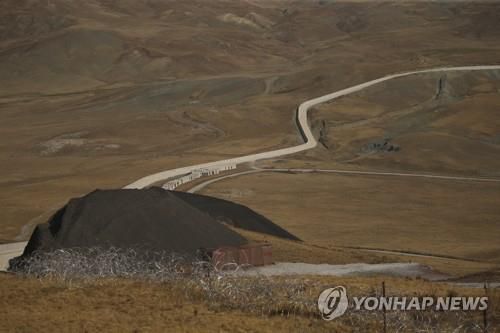 터키-이란 국경 지역에 설치된 난민 차단 장벽 [AP=연합뉴스]