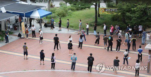 검사 기다리는 시민들 (서울=연합뉴스) 이진욱 기자 = 23일 오전 서울 구로역 광장에 마련된 신종 코로나바이러스 감염증(코로나19) 임시 선별검사소를 찾은 시민들이 검사 순서를 기다리고 있다. 2021.8.23 cityboy@yna.co.kr