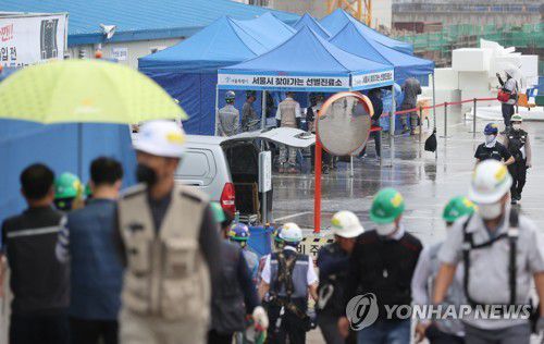 코로나19 신규확진 1천509명, 국내체류 외국인 감염 급증(서울=연합뉴스) 이진욱 기자 = 국내 신종 코로나바이러스 감염증(코로나19) 확산세가 이어지는 가운데 24일 신규 확진자 수는 1천500명대 초반을 나타냈다.    중앙방역대책본부(방대본)는 이날 0시 기준 신규 확진자가 1천509명 늘어 누적 23만9천287명이라고 밝혔다. 이날 서울 강동구 한 아파트 공사현장에 설치된 선별진료소에서 근로자들이 검사를 받고 있다. 2021.8.24 cityboy@yna.co.kr
