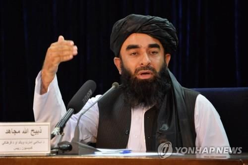 "8월 31일까지 외국군 철수"…시한 못 박은 탈레반 대변인    (카불 AFP=연합뉴스) 아프가니스탄을 장악한 이슬람 무장세력 탈레반의 자비훌라 무자히드 대변인이 24일(현지시간) 수도 카불에서 기자회견을 하면서 외국 군대의 아프간 철수 시한에 관해 발언하고 있다. 그는 8월 31일로 제시된 외국군 철수 및 민간인 대피 시한을 연장할 수 없다고 재차 강조했다.      sungok@yna.co.kr