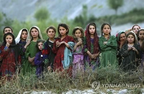 지난 2004년 유엔 헬기에서 투표함이 내려지는 것을 바라보는 아프간 현지 소녀들[AP=연합뉴스 자료사진]