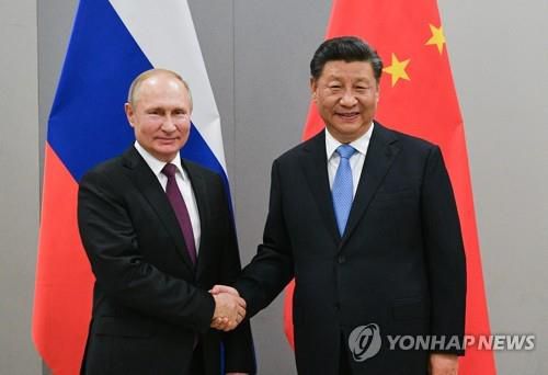 2019년 11월13일 브라질에서 만나 악수하는 시진핑-푸틴[EPA.연합뉴스 자료사진]