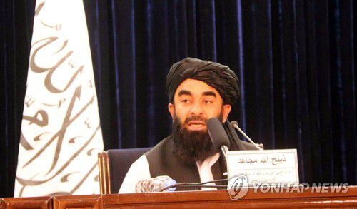 이슬람 무장단체 탈레반의 자비훌라 무자히드 대변인이 24일(현지시간) 아프간 카불에서 열린 기자회견에서 발언하고 있다. [EPA=연합뉴스]