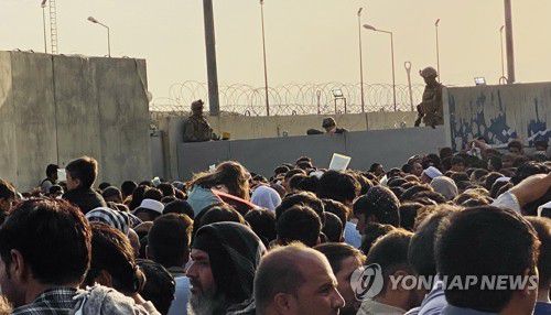 국외 탈출 위해 카불 공항 몰려든 아프간인들(카불 EPA=연합뉴스) 이슬람 무장조직 탈레반이 장악한 아프가니스탄을 탈출하려는 아프간인들이 23일(현지시간) 수도 카불의 하미드 카르자이 공항 주변에 몰려 있다. 이날 공항 바깥에서는 총격전이 벌어져 아프간 보안군 1명이 숨지고 여러 명이 부상했다. sungok@yna.co.kr