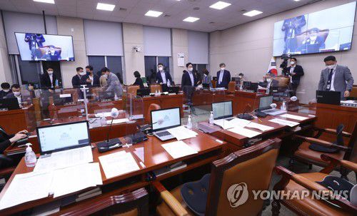 법사위, 국민의힘 없이 언론중재법 여당 단독 처리(서울=연합뉴스) 진성철 기자 =국민의힘 의원들이 불참한 가운데 25일 서울 여의도 국회에서 열린 법제사법위원회 전체회의에서 더불어민주당 의원들이 언론중재법 개정안을 통과시킨 뒤 자리를 떠나고 있다. zjin@yna.co.kr