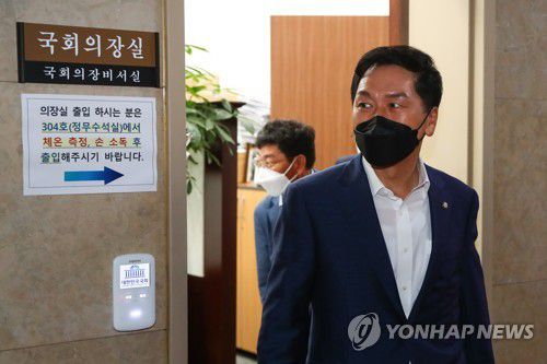 박병석 국회의장 면담 마친 김기현 원내대표(서울=연합뉴스) 하사헌 기자 = 국민의힘 김기현 원내대표가 25일 '언론중재법 개정안'의 본회의 상정과 관련해 박병석 국회의장과 면담을 한 뒤 국회의장실을 나오고 있다. 2021.8.25 toadboy@yna.co.kr