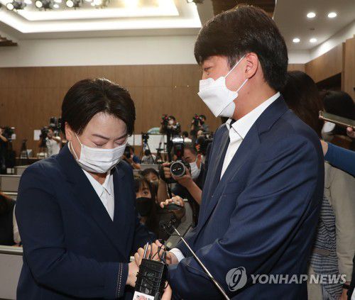 눈물 흘리며 국민의힘 윤희숙 의원 만류하는 이준석 대표(서울=연합뉴스) 안정원 기자 = 국민권익위원회의 부동산 전수조사에서 부친의 농지법 위반 의혹이 제기된  국민의힘 윤희숙 의원이 25일 소통관에서 의원직 사퇴 및 대선 불출마 선언 기자회견에 나서자 이준석 대표가 기자회견장으로 찾아와 윤 의원을 만류하며 눈물을 흘리고 있다.  2021.8.25 jeong@yna.co.kr