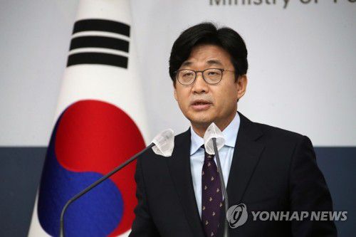 국내 이송 아프간 협력자 관련 발표(서울=연합뉴스) 김승두 기자 = 최종문 외교부 2차관이 25일 서울 종로구 도렴동 외교부 브리핑실에서 아프간 현지인 조력자 국내 이송 관련한 발표를 하고 있다. 2021.8.25 kimsdoo@yna.co.kr