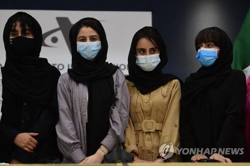 24일(현지시간) 멕시코에 도착한 아프가니스탄 소녀 로봇팀 [AFP=연합뉴스]