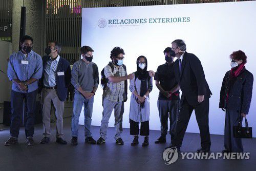 25일(현지시간) 멕시코에 도착한 아프간 언론 종사자와 가족들 [AP=연합뉴스]