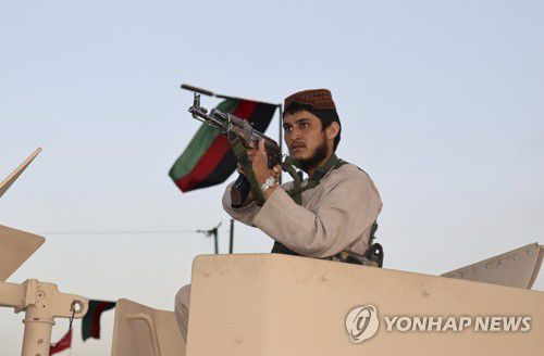 아프가니스탄 카불의 검문소에서 총을 겨누고 있는 탈레반 [AP=연합뉴스]