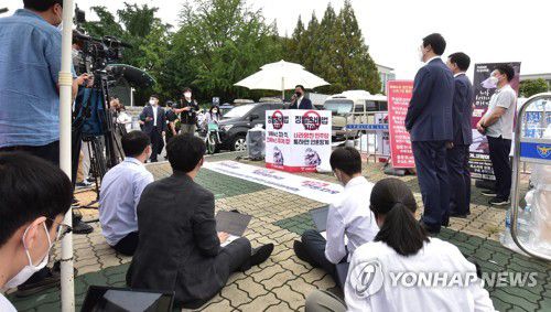 언론중재법 강행 규탄하는 국민의힘 김기현 원내대표(서울=연합뉴스) 안정원 기자 = 국민의힘 김기현 원내대표가 25일 서울 여의도 국회 정문 앞에서 열린 '언론독재법과 반민주 악법 끝장 투쟁 범국민 필리버스터' 현장에 참석, 규탄 발언을 하고 있다. 2021.8.25 jeong@yna.co.kr