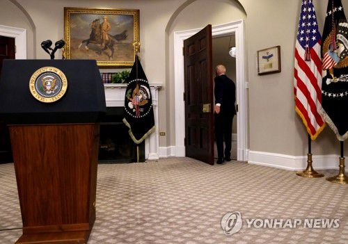 기자 질문 외면하고 퇴장하는 바이든(워싱턴 로이터=연합뉴스) 조 바이든 미국 대통령이 24일(현지시간) 백악관의 루스벨트 룸에서 아프가니스탄 철수 상황을 언급한 뒤 기자들의 질문을 받지 않고 퇴장하고 있다. jsmoon@yna.co.kr