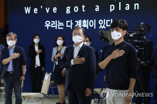 국민의례 하는 문재인 대통령(서울=연합뉴스) 최재구 기자 = 문재인 대통령이 26일 청와대에서 열린 제2벤처붐 성과보고회 'K+벤처'에서 국민의례를 하고 있다. 2021.8.26 jjaeck9@yna.co.kr