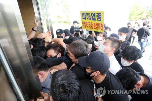 분노한 자영업자들(광주=연합뉴스) 천정인 기자 = 26일 오후 광주 서구 광주시청 앞에서 광주자영업비상대책위원회 회원들이 영업제한 방역 지침에 반발하는 기자회견을 한 뒤 시청사로 진입하기 위해 방호원들과 몸싸움을 하고 있다. 2021.8.26 iny@yna.co.kr