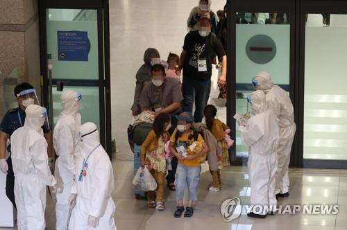 공항 입국장으로 나오는 아프간 협력자들(영종도=연합뉴스) 김인철 기자 = 과거 한국을 도왔던 아프가니스탄 협력자와 그 가족들이 26일 오후 우리 공군 다목적 공중급유 수송기를 이용해 인천공항을 도착, 코로나19 PCR 검사를 마친 뒤 입국장으로 나오고 있다. 이들은 코로나19 검사 결과가 나올 때까지 경기도 김포의 한 호텔로 이동해 검사 결과를 기다릴 예정이다. 2021.8.26 yatoya@yna.co.kr