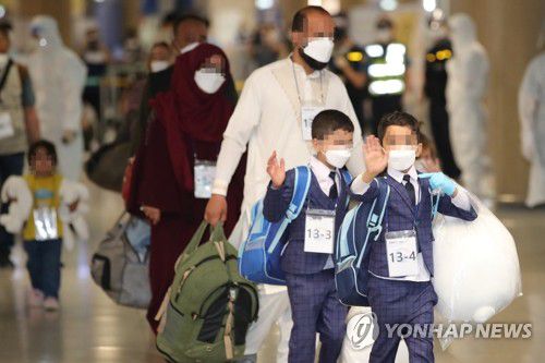손 흔드는 아프간 어린이(영종도=연합뉴스) 황광모 기자 = 26일 오후 인천공항에 도착한 아프가니스탄 어린이들이 공항을 나가며 손을 흔들고 있다. 2021.8.26 hkmpooh@yna.co.kr