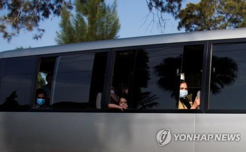 25일 우간다 엔테베 국제공항에 도착후 버스로 숙소로 이동하는 아프간 대피인들[로이터=연합뉴스]