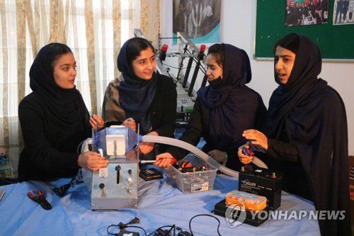 지난해 4월 저가 인공호흡기 시연하는 아프간 소녀 로봇팀 [EPA=연합뉴스 자료사진]