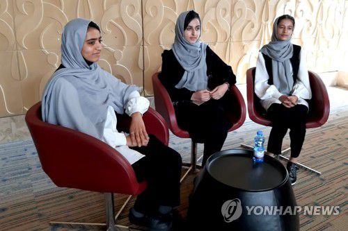 카타르에서 로이터와 인터뷰하는 아프간 소녀 로봇팀 [로이터=연합뉴스]