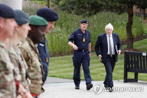 영국군 합동본부 방문한 보리스 존슨 총리[로이터=연합뉴스 자료사진]