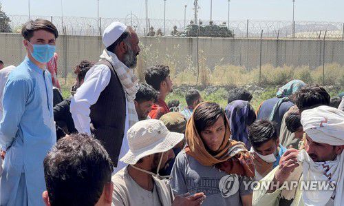 카불 공항에 모인 아프간인들[로이터=연합뉴스]