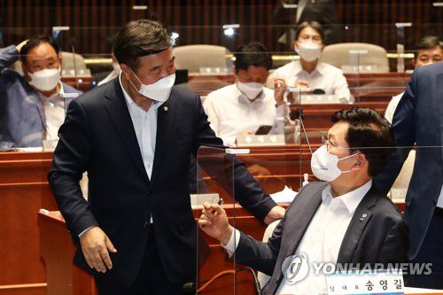 대화하는 민주당 송영길 대표와 윤호중 원내대표(서울=연합뉴스) 안정원 기자 = 더불어민주당 송영길 대표와 윤호중 원내대표가 26일 국회에서 열린 더불어민주당 2021년 정기국회 대비 국회의원 워크숍에서 대화하고 있다. 2021.8.26 jeong@yna.co.kr