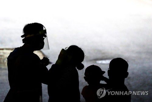 코로나19 검사받는 화천 주민[촬영 양지웅]