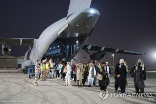 프랑스 군용기를 타고 아부다비에 도착한 아프간인들[AFP=연합뉴스 자료사진. 기사 작성용으로만 사용 가능.]