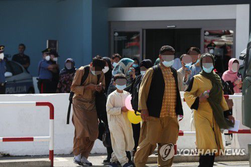 28일(현지시간) 마지막 군 수송기편으로 이탈리아 로마에 도착한 아프간인. [EPA=연합뉴스]