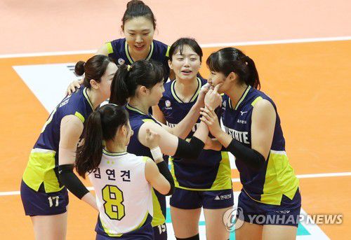 '잘했어, 정지윤!'(의정부=연합뉴스) 김병만 기자 = 29일 경기도 의정부체육관에서 열린 프로배구 KOVO컵 여자부 결승 현대건설-GS칼텍스 경기에서 현대건설 선수들이 정지윤의 득점을 축하하며 볼을 만지고 있다.     2021.8.29 kimb01@yna.co.kr
