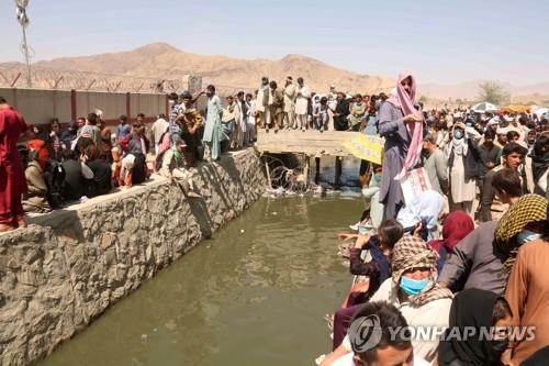 (카불 EPA=연합뉴스) 아프가니스탄 수도 카불의 하미드 카르자이 국제공항에서 26일(현지시간) 대형 폭탄테러 참사가 발생했는데도 고국을 탈출하려는 아프간인들이 공항 주변으로 몰려들고 있다.