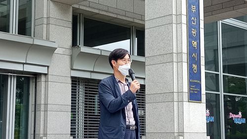 기자회견에서 발언하는 범시민운동본부[낙동강하구 대저대교 최적노선추진 범시민운동본부 제공, 재판매 및 DB 금지]