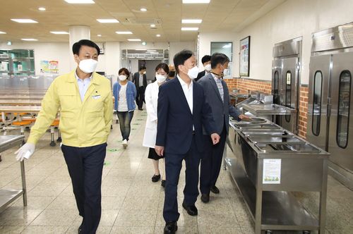 개학전 학교 방역상황 등을 점검하는 설동호 교육감[대전교육청 제공. 재판매 DB 금지]