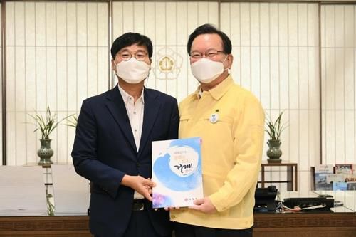 변광용 거제시장(왼쪽)과 김부겸 국무총리[거제시 제공. 재판매 및 DB 금지]