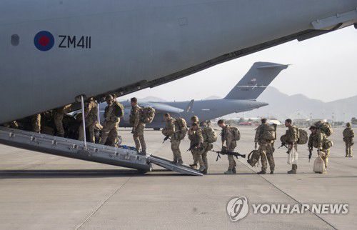 카불 공항 떠나는 영국군[영국 국방부/AP=연합뉴스 자료사진]