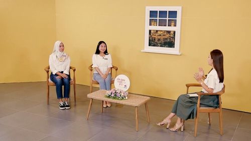 배우 소유진(오른쪽)이 아세안 청년들과 온라인 팸투어를 진행하고 있는 장면[한-아세안센터 제공]