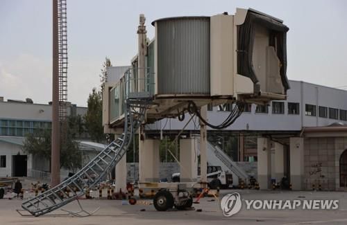 대규모 탈출 와중에 파손된 카불공항 시설들[EPA=연합뉴스]