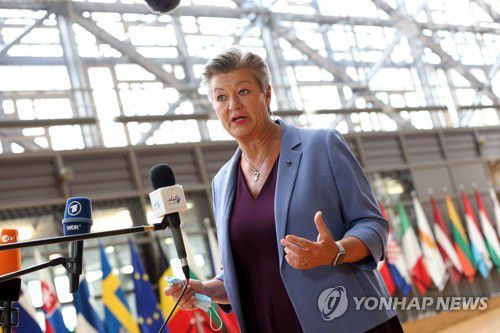 31일 벨기에 브뤼셀에서 열린 유럽연합(EU) 회원국 내무 장관 회의에 참석하기 위해 윌바 요한손 이주·망명 담당 EU 집행위원이 도착해 발언하고 있다. [AFP=연합뉴스]