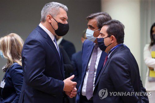 31일 벨기에 브뤼셀에서 열린 유럽연합(EU) 회원국 내무부 장관 회의에서 참석자들이 이야기하고 있다. [AFP=연합뉴스]