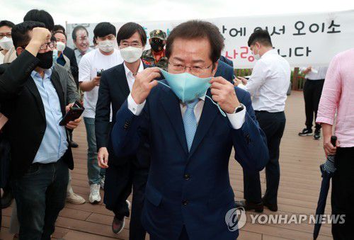 부산 민심 잡기 나선 홍준표(부산=연합뉴스) 손형주 기자 = 국민의힘 홍준표 대선 예비후보가 1일 오전 부산 강서구 가덕도 신공항 예정 부지를 찾고 있다. 2021.9.1 handbrother@yna.co.kr