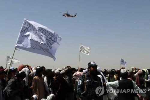 칸다하르 상공을 날고 있는 탈레반에 장악된 블랙호크 [ EPA=연합뉴스]