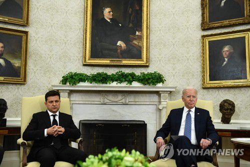우크라 대통령과 회담하는 바이든(오른쪽)[AFP=연합뉴스]