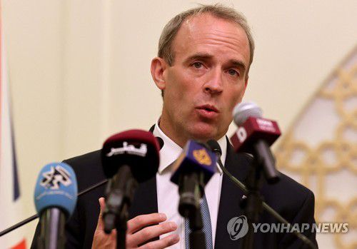 기자회견하는 라브 영국 외무장관[AFP=연합뉴스]