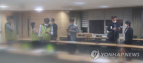 보건노조-복지부, 쉽지 않은 막판 교섭(서울=연합뉴스) 김인철 기자 = 1일 저녁 서울 영등포구 의료기관평가인증원에서 열린 전국보건의료산업노동조합(보건의료노조)과 보건복지부의 13차 노정실무교섭이 정회된 후 노조와 정부 관계자들이 대화를 하고 있다. 2021.9.1 yatoya@yna.co.kr